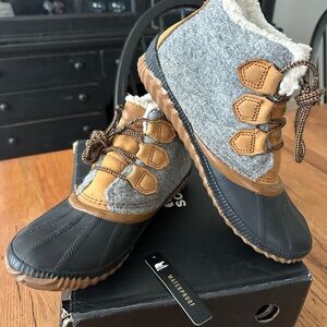 Sorel Out N About Plus Felt Waterproof Boots Size 9